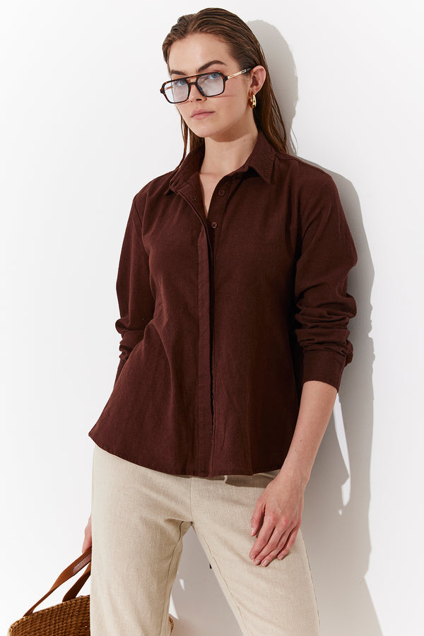 SORRENTO BUTTONED LINEN SHIRT WITH OPEN BACK IN BROWN