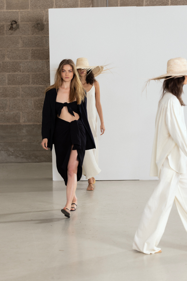 OASIS PAREO IN BLACK