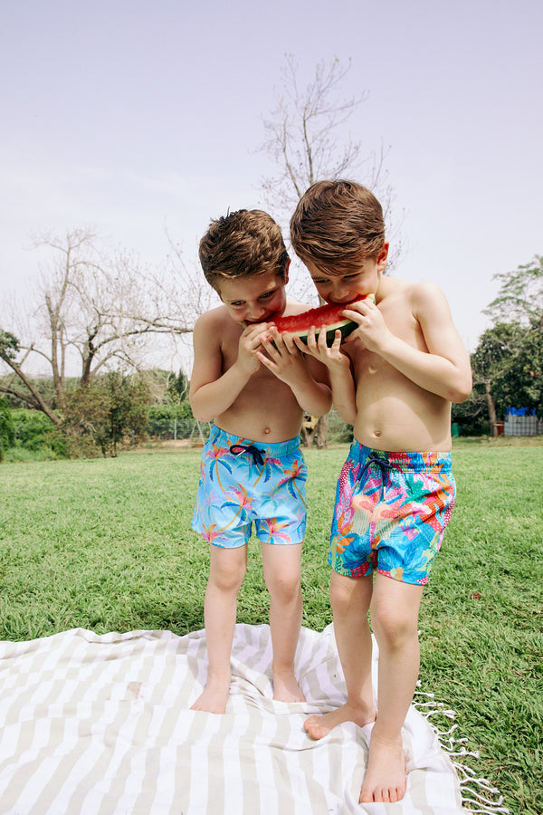 KIDS SWIM SHORTS IN TROPICAL PRINT