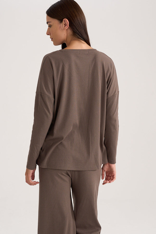 Long Sleeve V-Neck Rib Shirt in Brown