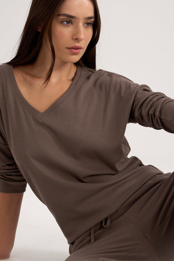 Long Sleeve V-Neck Rib Shirt in Brown
