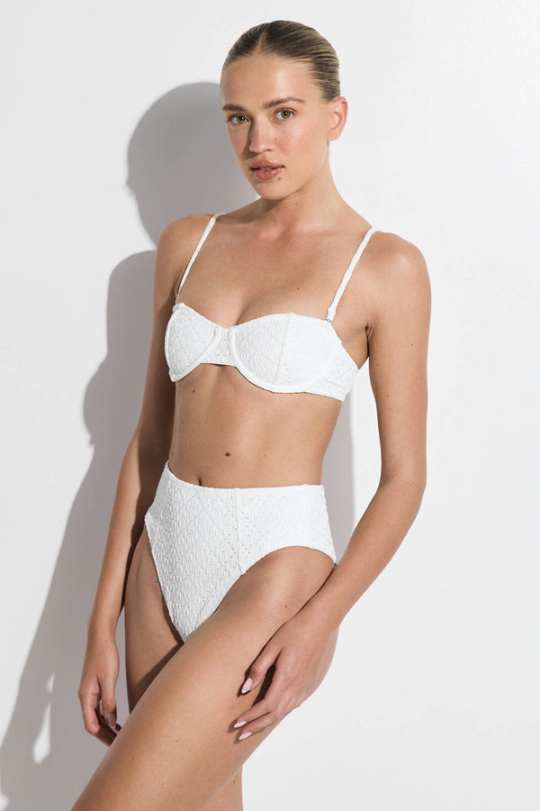 GOTTEX SIMPLY BRALETTE BIKINI TOP WITH TEXTURED FABRIC IN WHITE